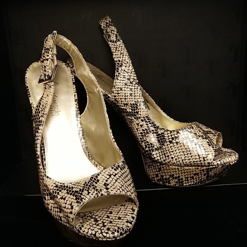 Signature Sole by Shoe Dazzle Size 8.5, 5" Heels